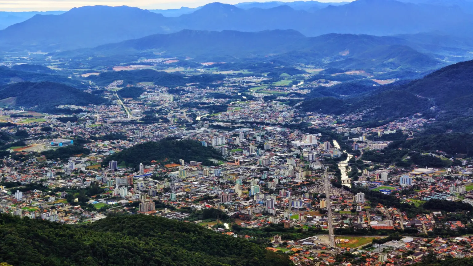 Conheça a cidade de Santa Catarina que mistura fábricas gigantes com festas alemãs e muita natureza