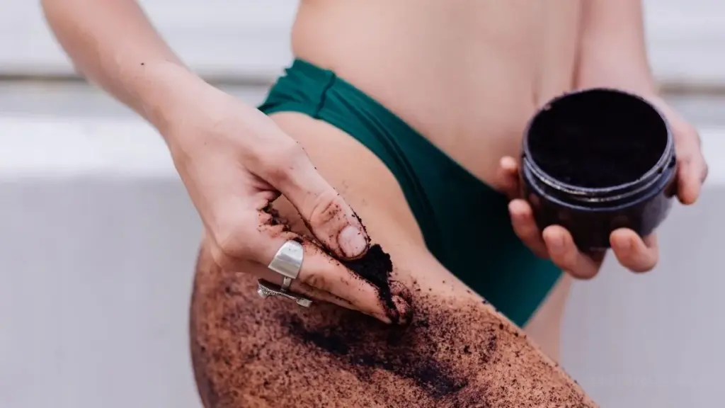 Joguei a borra de café fora a vida inteira e agora estou arrependida de não ter usado nas minhas pernas